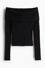 Top negro de punto acanalado suave, de manga larga y diseño entallado con escote off-the-shoulder y vuelta superior.