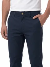 Pantalón chino para hombre de corte slim tapered, color azul marino, confeccionado en sarga elástica de algodón con elastano.