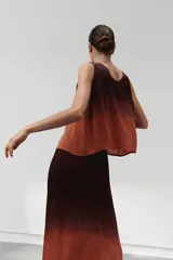 Blusa sin mangas con botones frontales y cuello en V, con diseño degradado de marrón oscuro a naranja.