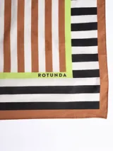 Pañuelo cuadrado de seda con estampado de rayas verticales en marrón, blanco y negro, bordeado con una línea verde neón y un borde marrón.