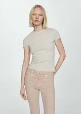 Jeans flare crop de tiro alto, color beige, con diseño acampanado, cinco bolsillos, trabillas y bajo deshilachado.