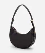 Bolso baguette en formato media luna, con correa de hombro ajustable mediante detalles metálicos y cierre superior por cremallera. Diseño minimalista con acabado liso.