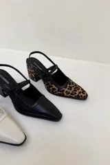 Zapato de cuero color crema con punta fina, pulsera con hebilla y tacón bloque.