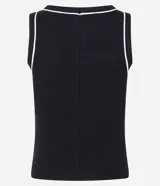 Musculosa de rib en color negro, con diseño ajustado al cuerpo, cuello redondo y frisos contrastantes blancos en el escote y las sisas.