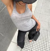 Pantalón de jean color negro, de corte recto y tiro medio, con costuras verticales decorativas en el frente y bolsillos traseros clásicos.