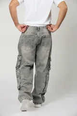 Pantalón cargo baggy de denim en color gris claro, con múltiples bolsillos laterales en las piernas y corte holgado.
