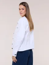 Campera de jean blanca de la marca Dash, con cuello solapa, cierre frontal de botones metálicos y bolsillos aplicados en el pecho.