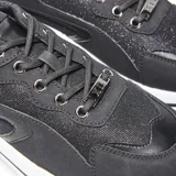 Zapatilla urbana de estilo chunky con plataforma bicolor, confeccionada en una combinación de materiales textiles, símil cuero y gamuza. Presenta cordones redondos al tono, lengüeta acolchonada y tirador en el talón para facilitar el calce.