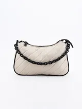 Bandolera acolchada color blanco roto (off white) con costuras diagonales. Posee una correa de cadena gruesa negra y cierre superior con cremallera.