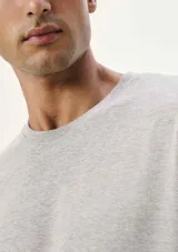 Camiseta básica de manga corta y cuello redondo, color rojo oscuro.