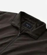 Campera bomber azul con cuello alto, cierre frontal con cremallera, bolsillos laterales y puños y cintura elastizados.