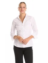 Camisa blanca entallada con cuello solapa y escote en V. Presenta un diseño frontal con tablitas horizontales, cierre central con botones y mangas tres cuartos con puños anchos rebatibles.