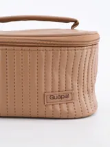 Necesser de color beige con cierre superior y asa de mano.