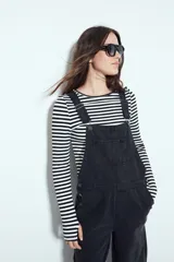 Remera de manga larga a rayas horizontales blancas y negras, con cuello redondo y calce ajustado al cuerpo.