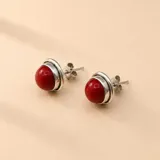 Caravanas tipo botón de plata 925 con piedra semipreciosa redonda de color rojo intenso engarzada.