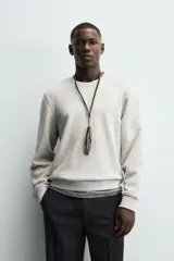 Sudadera de cuello redondo y manga larga, confeccionada en tejido de algodón pesado con interior de rizo ligeramente afelpado. Presenta un corte relajado y acabados en rib en puños y ruedo.