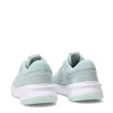 Championes deportivos Under Armour modelo Edge Suede, color verde menta, con diseño de paneles en gamuza y malla. Presenta el logo de la marca en el lateral y suela con tecnología Charged Cushioning.