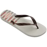 Chancletas Havaianas color gris con tiras azul marino y diseño gráfico de franjas en verde lima y azul.