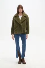 Campera corta de corderito color verde militar, con cuello solapa y cierre cruzado con botones marrones.