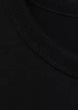 Camiseta sin mangas negra de corte recto, con cuello redondo y hombreras marcadas.