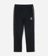 Pantalón deportivo color bordó con rayas blancas laterales, cintura elástica con cordón ajustable, bolsillos laterales y logo pequeño en el muslo.