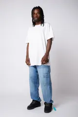 Pantalón cargo de jean con efecto lavado ácido en tono gris. Presenta bolsillos laterales tipo cargo, bolsillos frontales amplios y corte holgado.