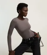 Body básico de poliamida y elastano color borgoña, con cuello redondo y mangas largas.