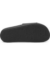 Sandalias tipo ojota Under Armour, color negro con logo de la marca en color rosado sobre la correa. Presentan una correa sintética moldeada con forro de espuma y plantilla anatómica de PU.