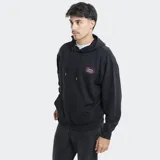 Canguro con capucha y cordones ajustables, color verde grisáceo. Presenta un bolsillo frontal tipo canguro y un parche bordado en el pecho con diseño de marca. Posee puños y ruedo acanalados.