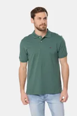 Remera polo azul con cuello en rib y botones personalizados.