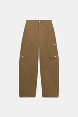 Pantalón de tiro alto con diseño tipo cargo, pernera holgada que se estrecha hacia el tobillo, bolsillos laterales con cierre y bolsillos de plastrón con solapa.