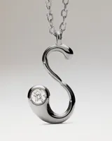 Collar de plata de ley con cadena de eslabones y colgante en forma de letra S, decorado con una circonita engastada.