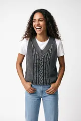 Chaleco de punto gris oscuro con escote en V y diseño trenzado frontal.
