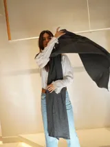 Bufanda pashmina rectangular de tejido suave color gris oscuro.
