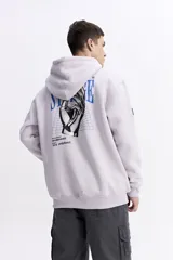 Canguro con capucha y cordones ajustables, confeccionado en algodón con detalle de estampado frontal en tonos verdes. Presenta un bolsillo tipo canguro delantero, puños y ruedo acanalados.