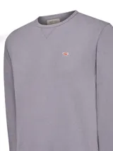 Buzo de cuello redondo color lila, confeccionado en algodón orgánico con terminaciones en rib y un parche bordado de pato en el pecho.