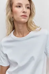 Remera negra de manga corta y cuello redondo, de corte holgado.