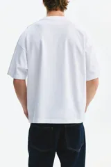 Remera de algodón con corte oversized, cuello redondo acanalado y diseño de hombros caídos.