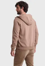 Canguro color tostado con cierre frontal, capucha, bolsillos con cierre y puños y dobladillo acanalados.