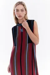 Vestido corto de punto de algodón con diseño de rayas verticales en tonos beige, azul y marrón, sin mangas, cuello redondo y detalle de logo bordado en el pecho.
