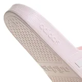 Sandalias Adidas Adilette color rosa con tres tiras blancas horizontales en la parte superior.