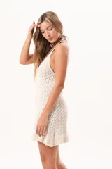 Vestido corto de tejido de punto crudo, con escote halter y diseño sin mangas.