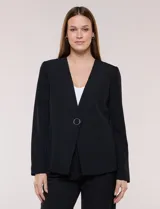 Blazer negro de sastrería de corte estructurado y fluido, sin solapas, con cuello en V profundo y cierre frontal de un solo botón circular metálico.