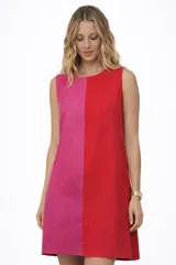 Vestido corto sin mangas de corte recto, con diseño bicolor que combina una mitad en color rosado y la otra en color rojo.