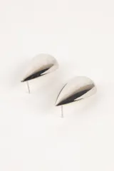 Par de aros plateados con forma de gota.