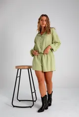 Conjunto compuesto por camisa oversize de manga larga con puños y short con cintura elástica. Ambas prendas presentan un diseño de rayas verticales tono sobre tono con textura suave y fluida.
