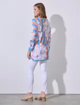 Buzo tejido de hilado fino marca Ruby Rd, con cuello redondo y mangas 3/4. Diseño a rayas verticales en tonos celeste, naranja y blanco, con estampado floral.