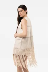 Chaleco medio marrón de inspiración western con efecto gamuzado, costuras artesanales y flecos XL. De calce relajado y abierto.