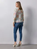 Blusa de gasa estampada con flores, marca Sioni. Manga larga con terminación de puño y botón.