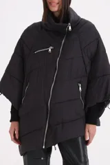 Campera tipo mantela acolchada de color negro, con cierre frontal cruzado, cuello alto y mangas amplias con puños elásticos ajustables. Presenta bolsillos laterales y un bolsillo frontal con cierre.